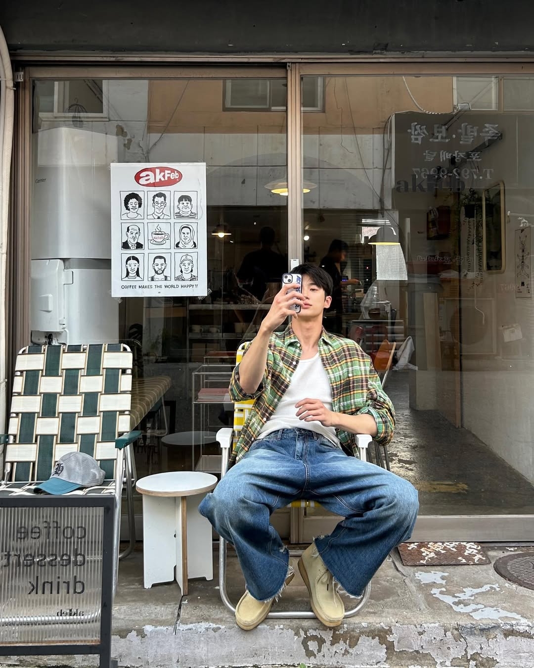 直筒設計的牛仔褲能完美遮蓋腿部線條的小瑕疵，適合各種身形穿著。