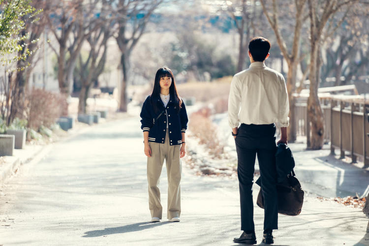 心理學中有一種現象叫作「懷舊」，它往往在我們感到孤單或面臨改變時悄悄現身。這份美麗並非源於過去真的完美無缺，而是因為「距離產生美」。