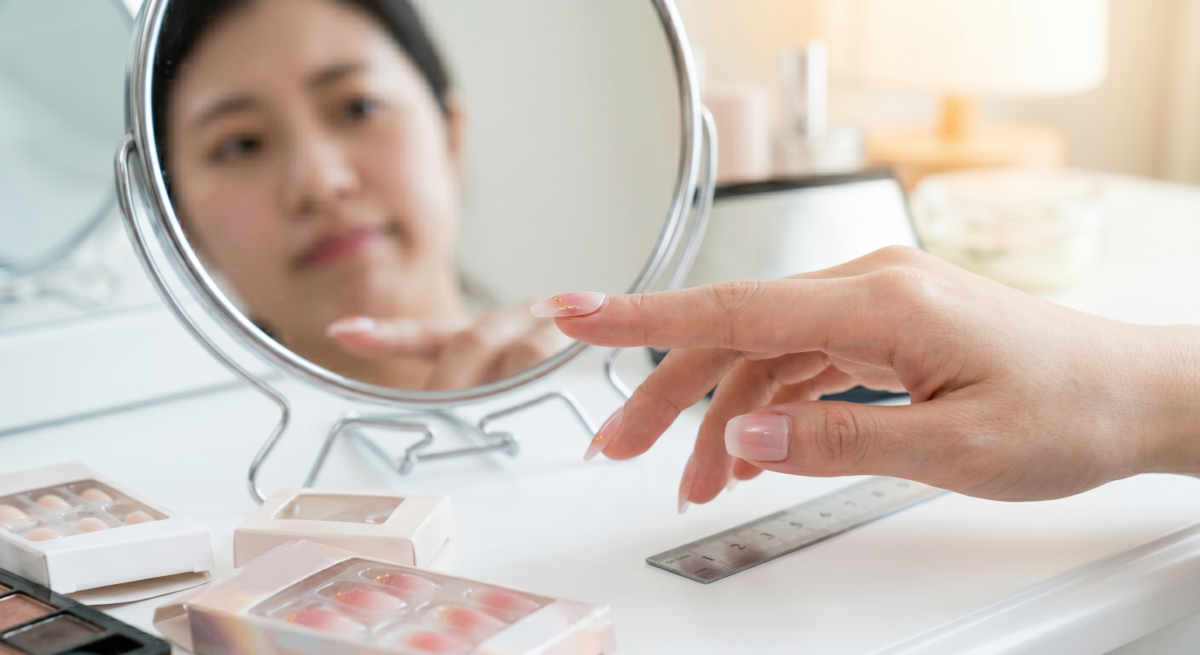 穿戴甲雖然方便快速,但材質、厚薄和光澤感與真甲或 Gel 甲仍有差距,選擇貼合甲型、較薄身的款式會更自然。