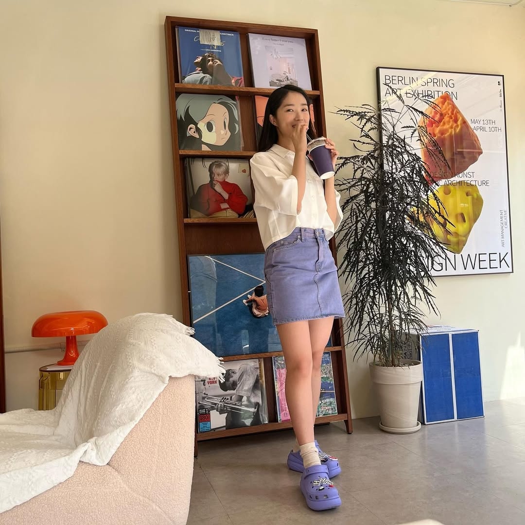 Crocs 從早期的功能性園丁鞋成功轉型，現在已經是街頭潮流必備的厚底單品。