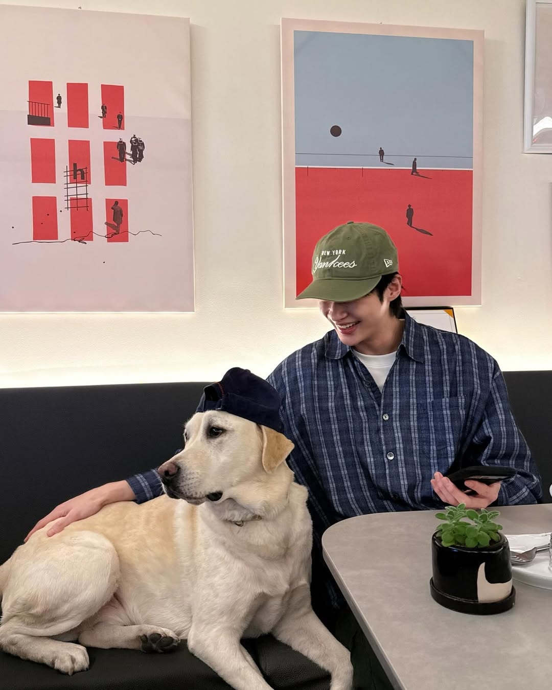 寬鬆的版型加上挺括的領口，讓襯衫能同時兼顧正式與休閒場合。