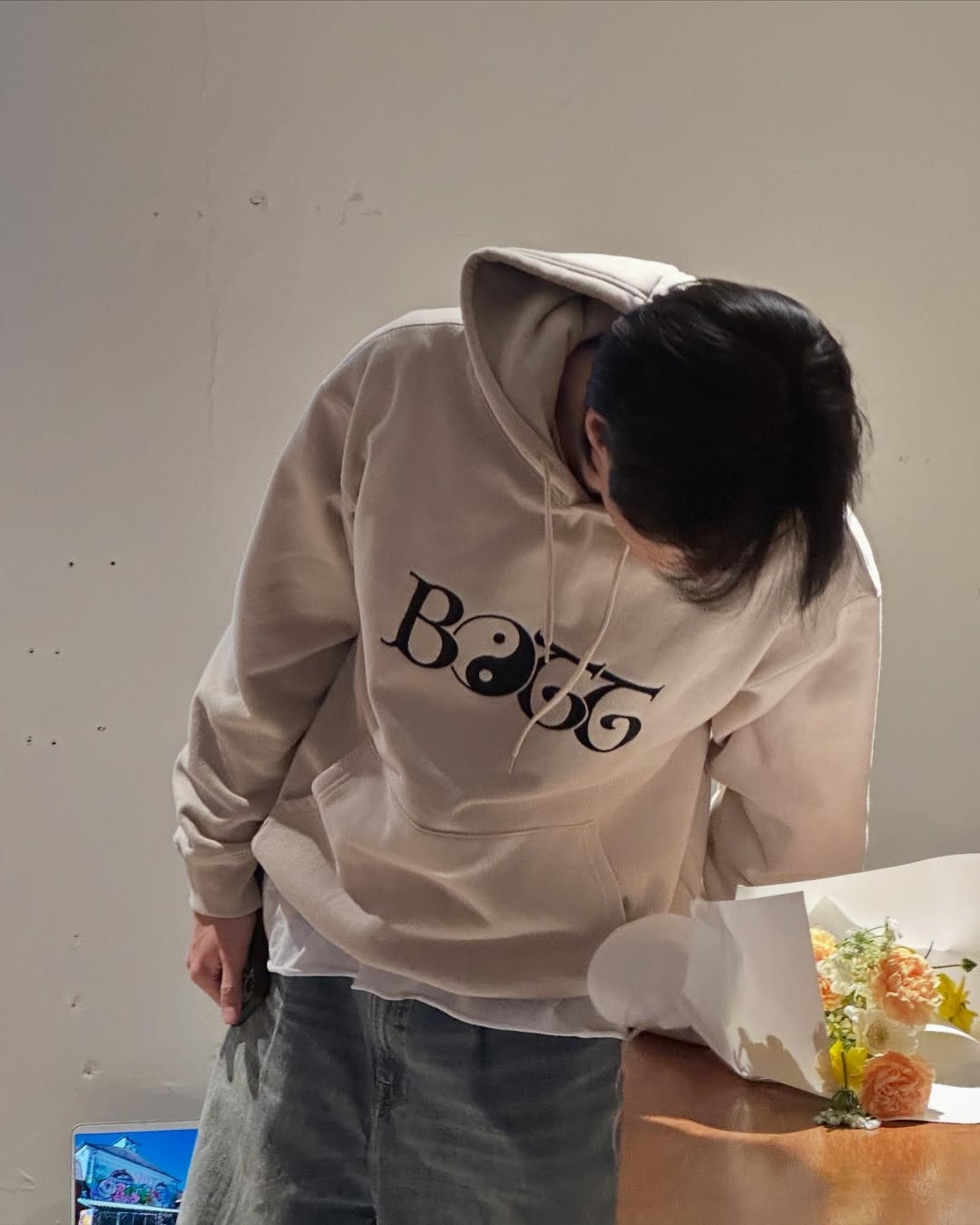 胸前的印花設計是整體穿搭的視覺焦點，也是展現青春活力與流行感的必備品。