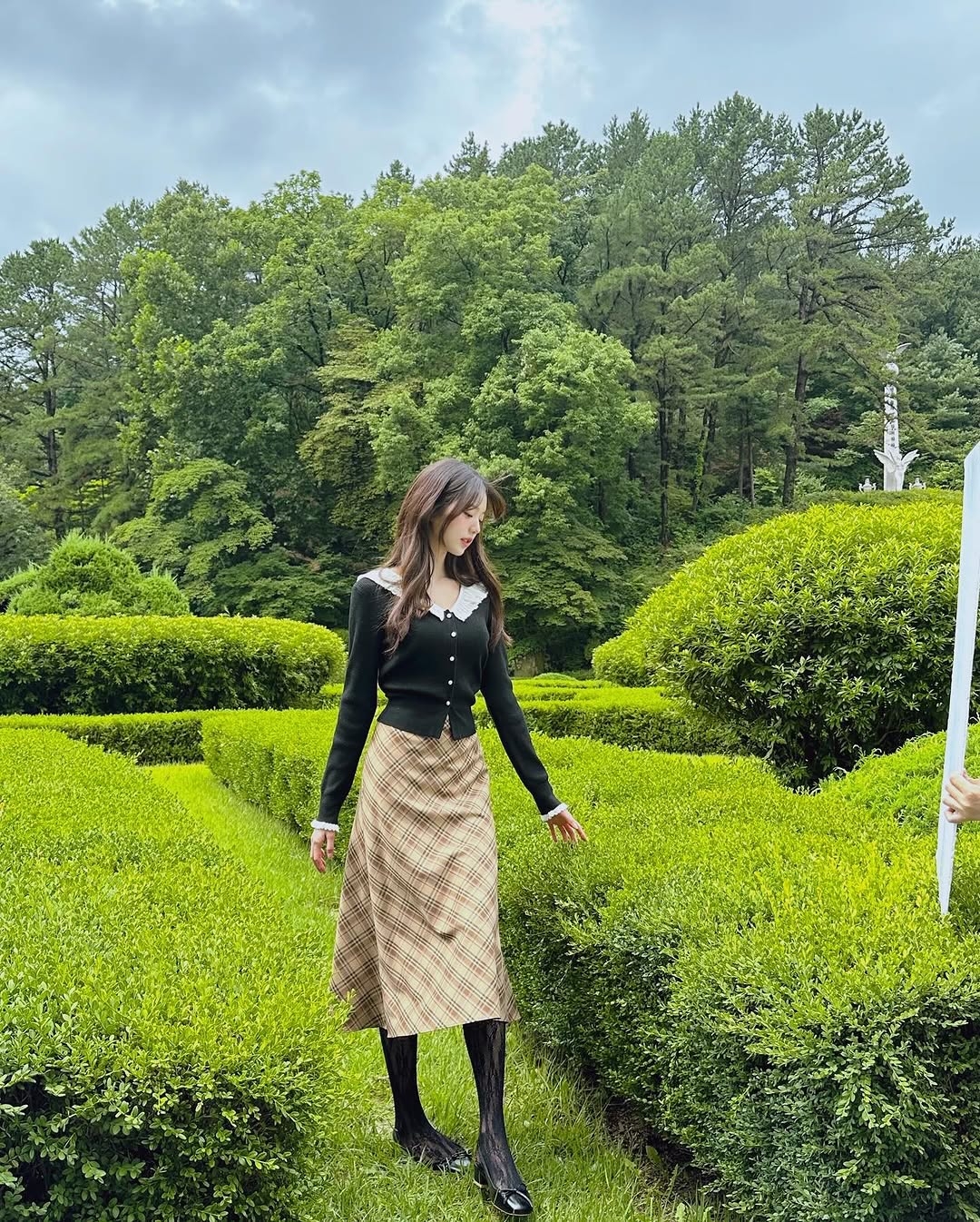 長裙可按風格配波鞋、樂福鞋、芭蕾平底鞋、短靴或瑪莉珍鞋，休閒、通勤、溫柔、秋冬層次或復古甜美感都能輕鬆切換。