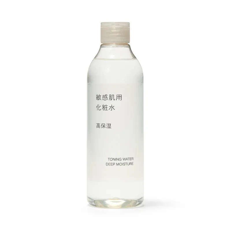 這瓶 MUJI 敏感肌系列真的是萬年推。它厲害在於它「不挑人」，不管是早晚保濕、化妝前打底，甚至是曬後鎮定，它都完美勝任。