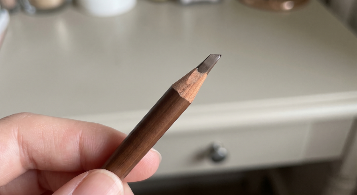 砍刀形眉筆因截面扁平兼有細尖角，既可自然填補眉毛空隙，又能畫出俐落眉尾和細緻毛流，比一般圓錐形眉筆更適合打造自然野生眉。