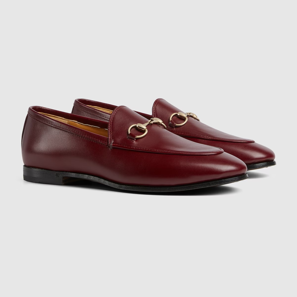 Gucci 的馬銜扣樂福鞋（Horsebit Loafer）是 Smart Casual 的經典代表。