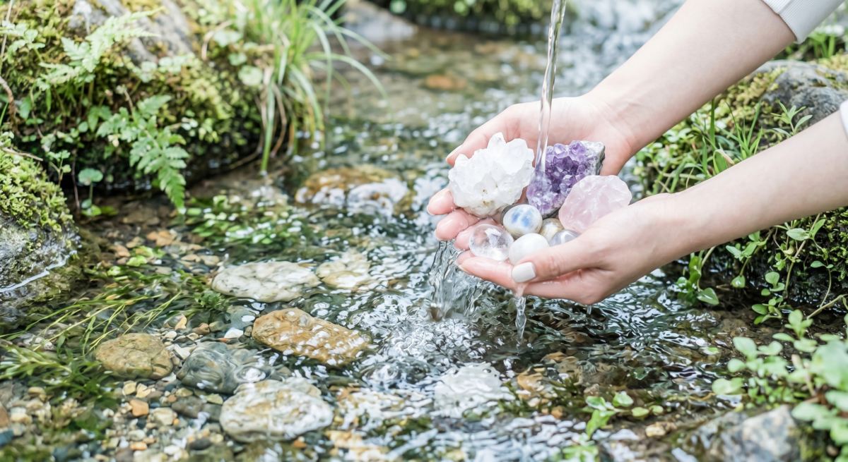 將水晶放在流動的天然溪水，或經過濾的純淨水、礦泉水或蒸餾水下，沖洗約1至3分鐘。