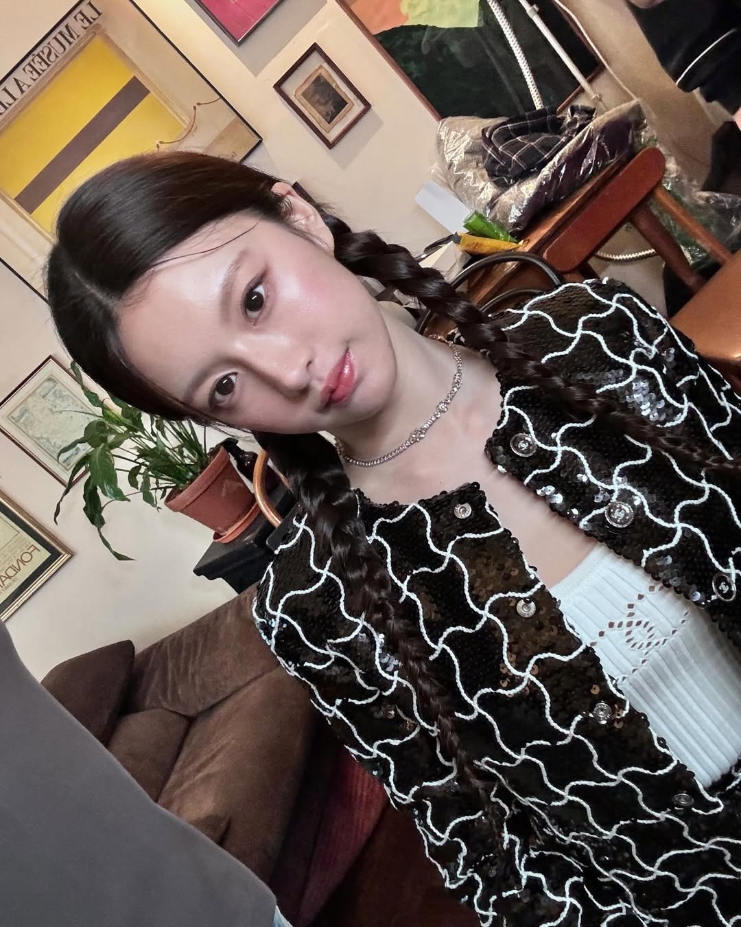 蘋果肌是位於眼下、顴骨前方的脂肪墊，飽滿時可提升中臉立體感，令臉部看起來更年輕有精神。