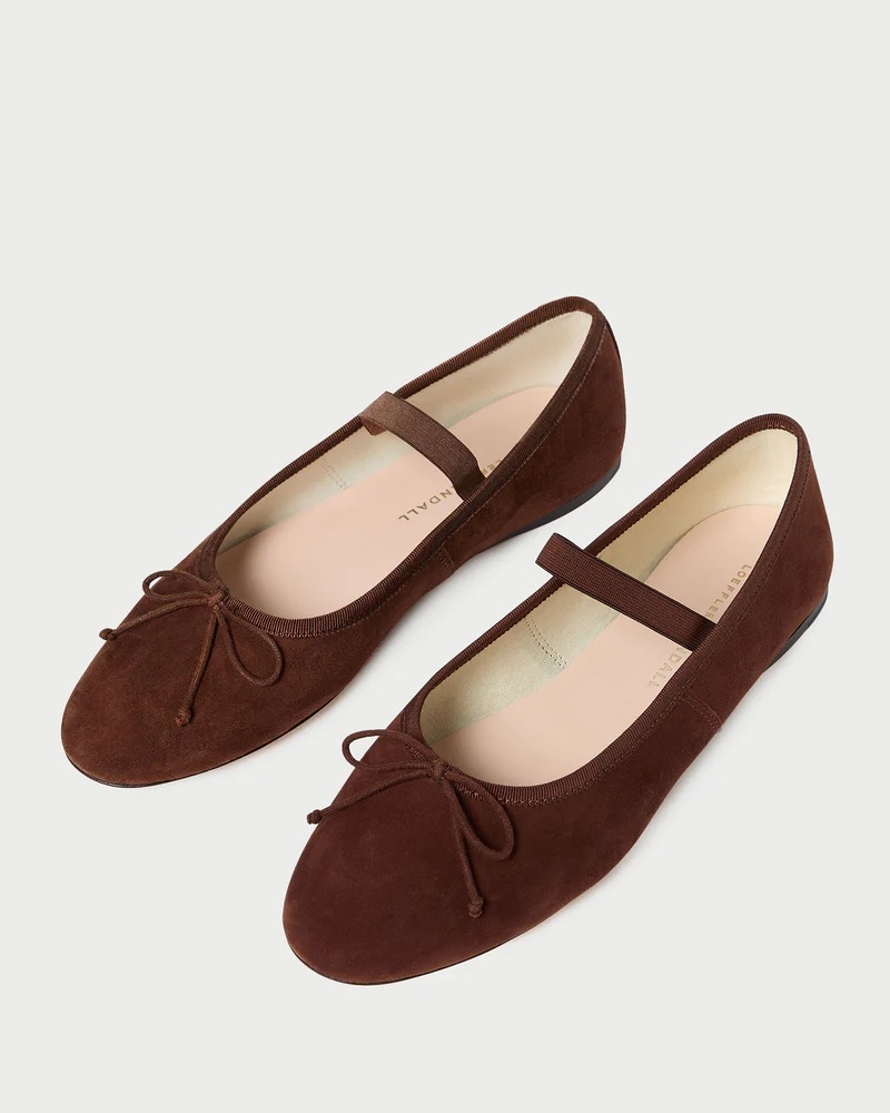 這款 Loeffler Randall Leonie 濃縮咖啡色麂皮芭蕾平底鞋，以極致柔軟的濃縮咖啡色（Espresso）山羊麂皮打造，展現出溫潤且高級的質感。