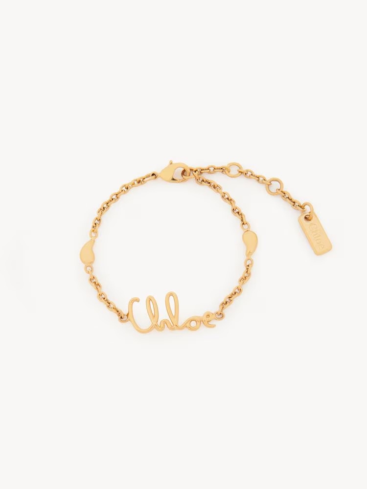 這款 Chloé Iconic 手鏈採用復古金色黃銅打造，設計靈感源自品牌經典的鏈條腰帶。