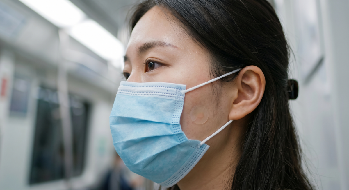 痘痘貼可按使用場景選款:日間選薄身隱形款、睡前選吸收力較好的厚款,戴口罩或外出則重視黏貼力與衛生度。