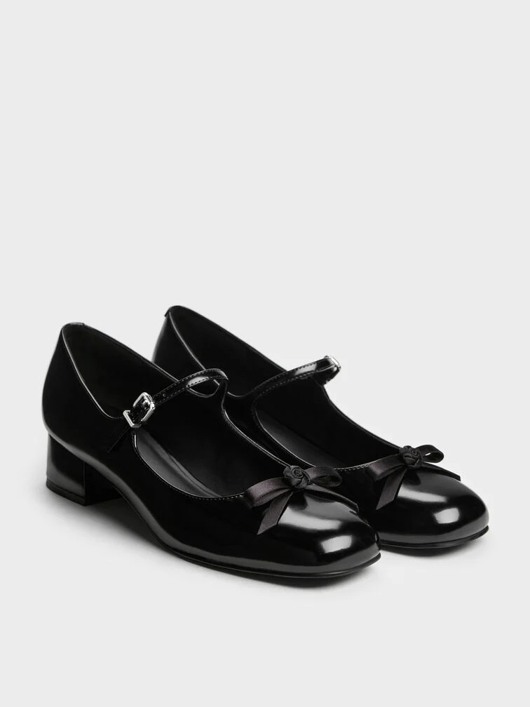 這款來自 CHARLES & KEITH 的 Kelis 玫瑰蝴蝶結瑪麗珍鞋，完美結合了復古情懷與現代甜美風格。