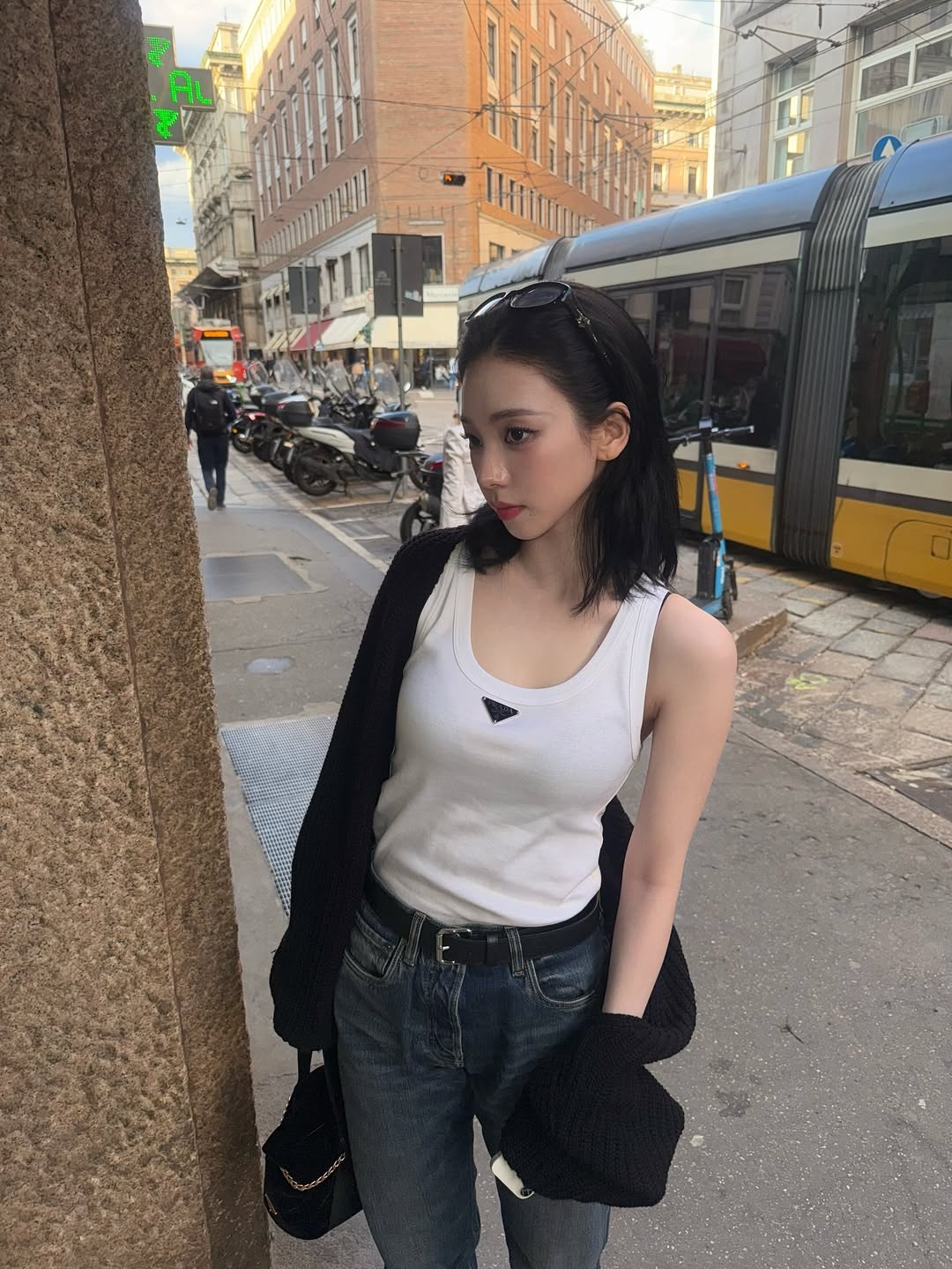 這個長度剛好垂落在肩膀處，能讓鎖骨線條在若隱若現中顯得更加迷人。