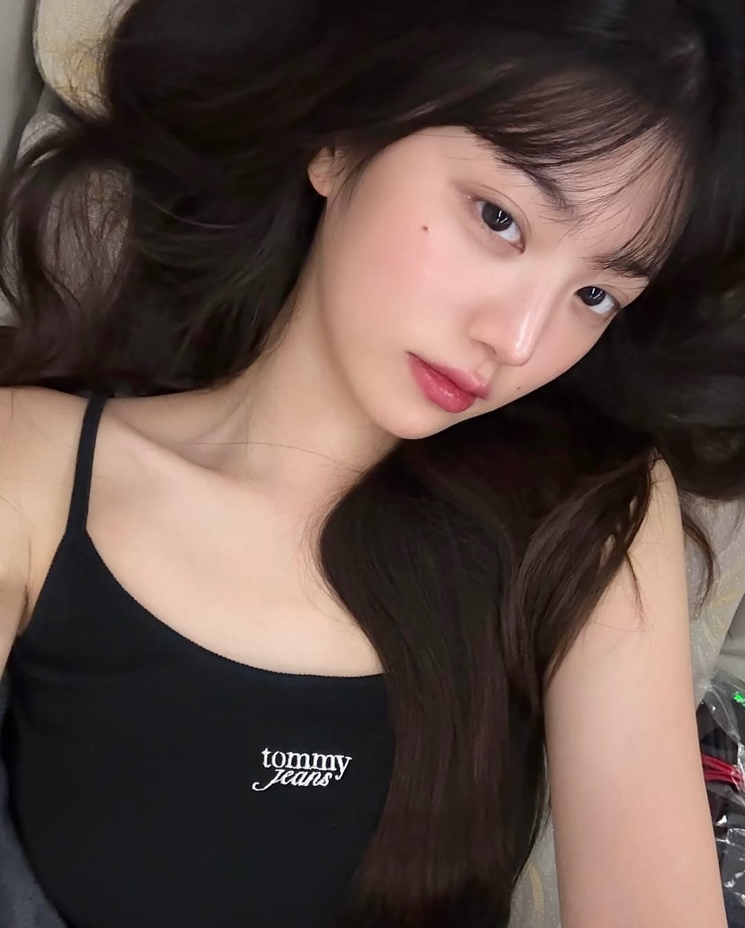 臥蠶是微笑時下睫毛下方自然隆起的小範圍線條，與較大範圍凸起的眼袋、眼頭下方凹陷成陰影的淚溝不同，修飾時應以自然乾淨為重點。