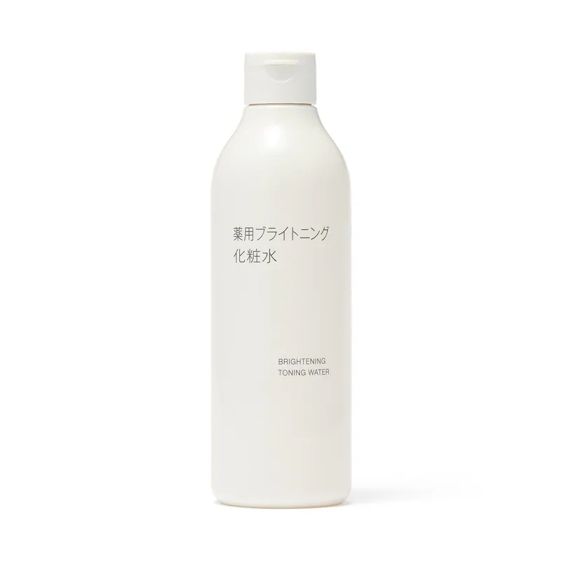 這款產品主打無酒精、無色素、無防腐劑、弱酸性，甚至還通過了低敏測試。但別以為它溫和就沒效果，它裡面的維 C 成分能精準打擊黑色素，預防以後長斑點。
