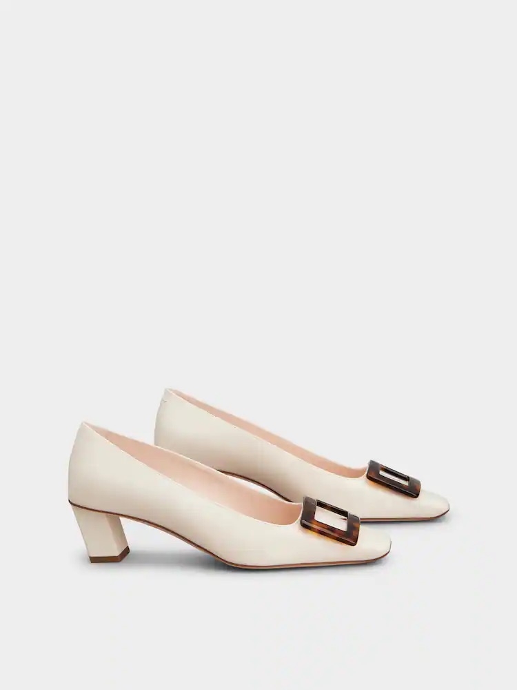 Roger Vivier 的 Belle Vivier 皮革高跟鞋是品牌最具代表性的傳奇鞋款，自 1965 年問世以來便成為法式優雅的代名詞。