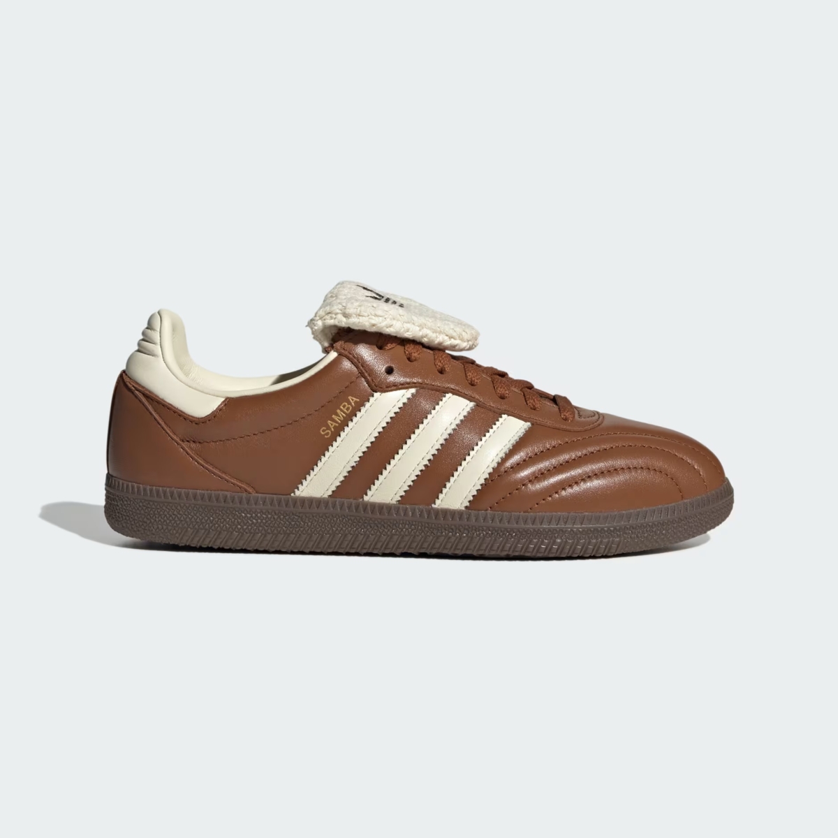 Samba Long Tongue 完美融合了足球美學與現代風格。這款標誌性的鞋型是對 adidas 經典款的全新演繹，為你的日常穿搭注入大膽的運動氣息。