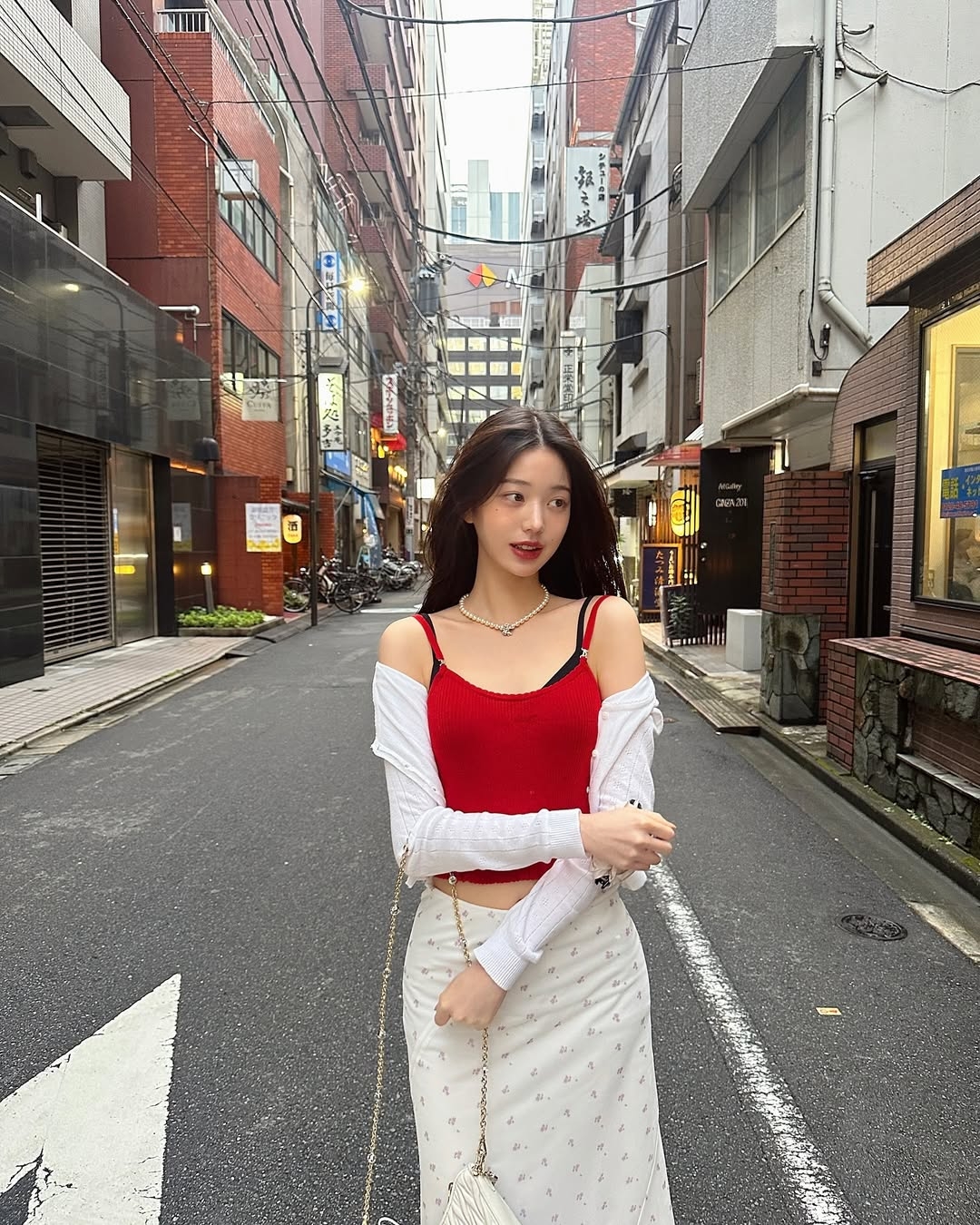 長裙配上衣時應保持腰線清楚，日常可配 T 恤、背心或短版上衣，上班約會則可選襯衫、針織上衣或薄外套，並以素色簡約款平衡長裙設計感。