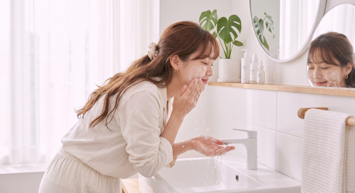 洗臉時建議將水溫控制在 30 - 32°C 左右。過熱的水溫會帶走過多皮脂，破壞肌膚天然保護層。