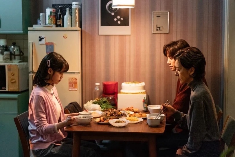 如果對方始終不願意在朋友圈或公開場合承認你的身份，這代表他並沒有將你納入未來規劃，也不願為這段感情承擔責任。