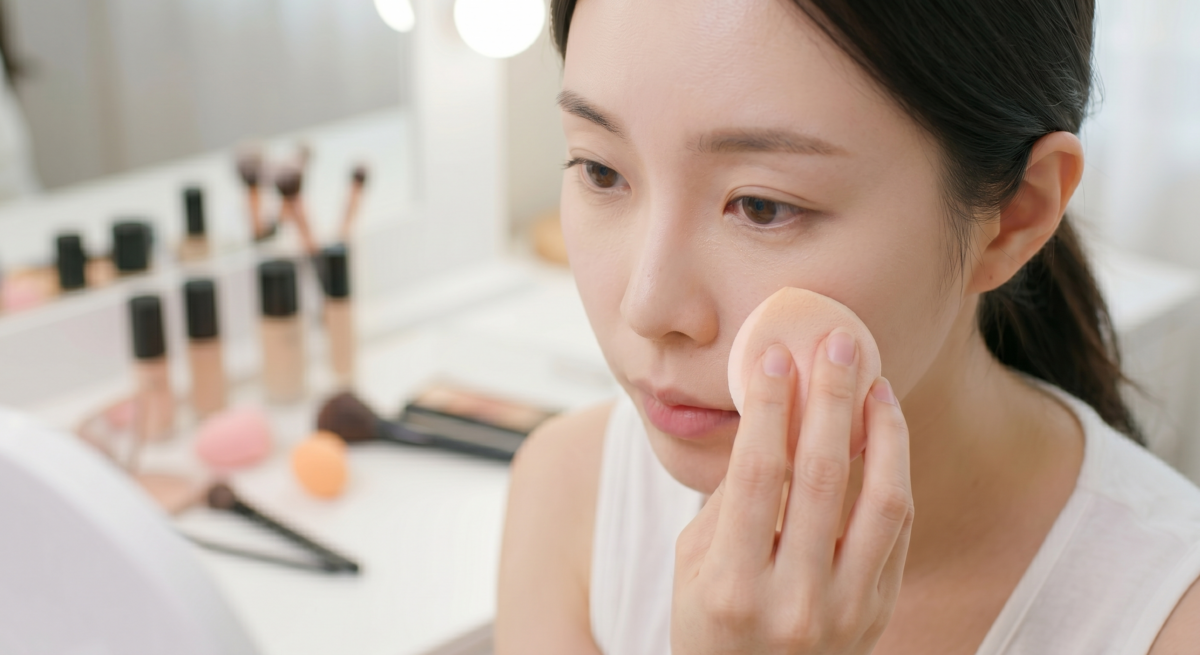 卡粉或浮粉補妝時,先按成因處理乾紋、結塊或出油,再用保濕產品、紙巾輕印和少量底妝輕拍修補,避免越補越厚。
