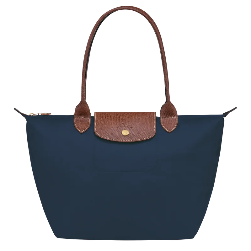 Longchamp 尼龍手袋以 Le Pliage 系列最具代表性，設計經典耐看、可摺疊又有多種容量選擇，適合上班、旅行和日常使用。