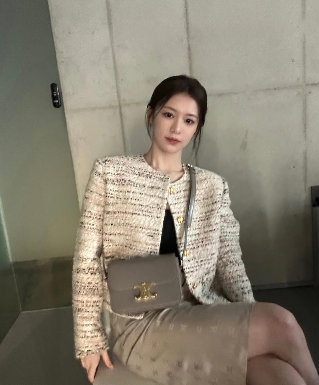 許多人以為小香風一定要全身名牌才能穿出高級感，其實真正的關鍵在於搭配比例與細節運用。
