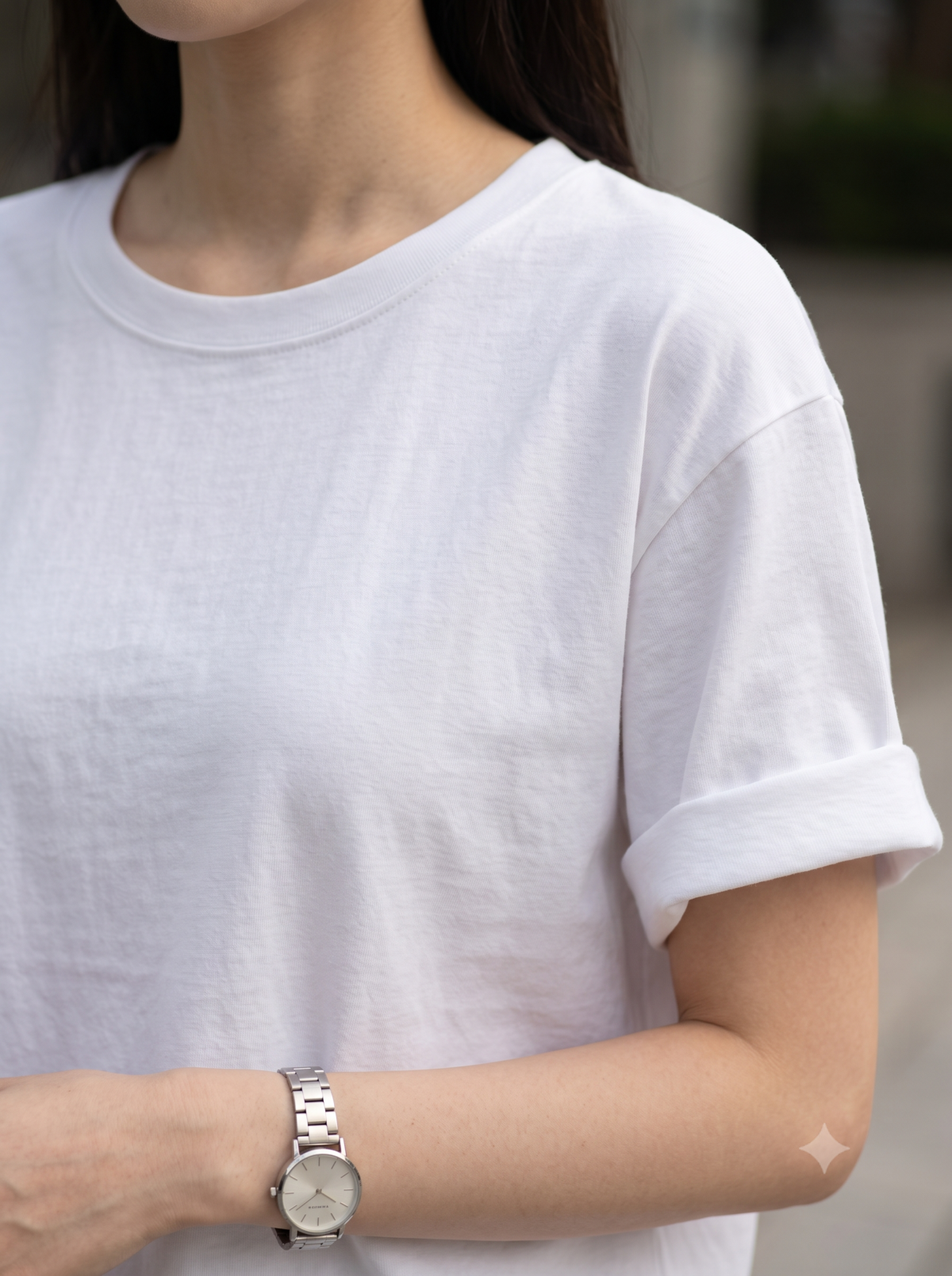 選 Oversize T-shirt 不應只看尺碼，應從肩線、衣長、材質、領口和顏色入手，才能穿得修身、自然又不顯臃腫。