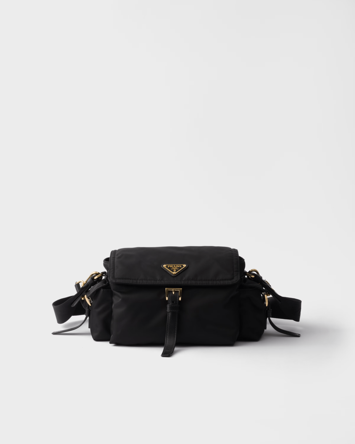 Prada Re-Nylon 是精品尼龍手袋代表，三角標設計辨識度高、袋身相對輕便，適合預算較高並想入手經典品牌款式的女生。