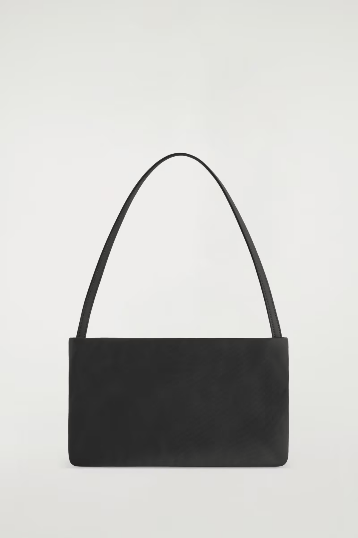 COS 尼龍手袋設計簡潔低調，常見絎縫迷你袋、大容量肩背袋和簡約尼龍款式，適合喜歡乾淨穿搭、低調質感和俐落時尚風格的女生。