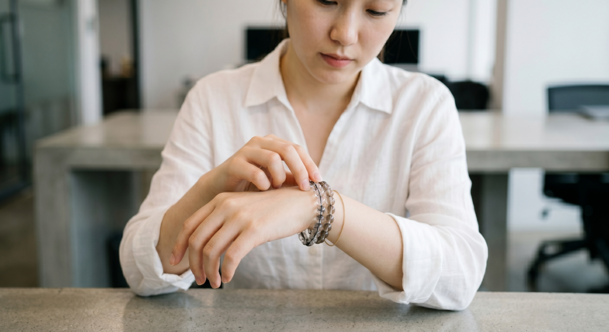 防小人水晶手串可按深色與保護感挑選,黑曜石低調、黑髮晶有細節、黑碧璽偏保護感,茶晶則較溫和百搭。