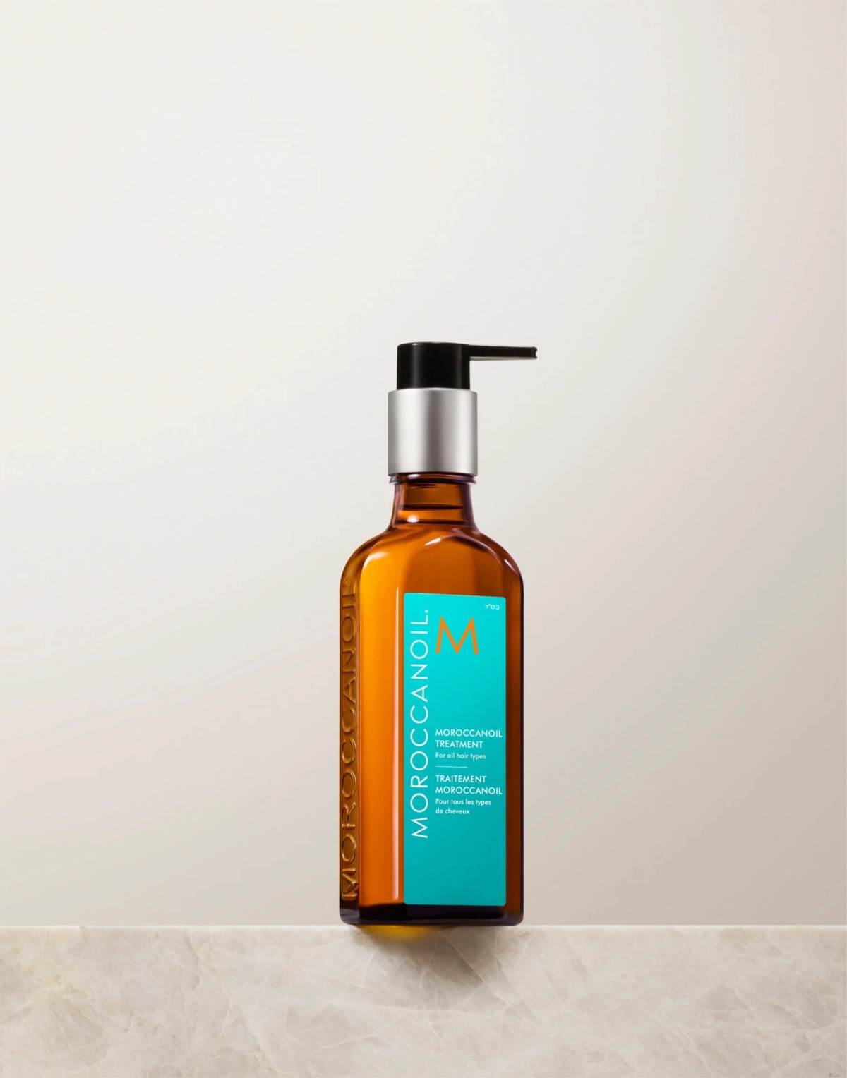Moroccanoil Treatment 摩洛哥優油是品牌經典明星護髮油，可幫助抵禦日常造型及環境造成的傷害，讓秀髮更易梳理、不易打結，並散發品牌標誌性的琥珀花香。