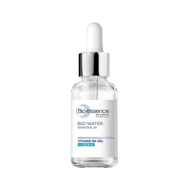Bio-Essence 水感舒緩積雪草維他命B5原液主打敏感肌修護與深層保濕，蘊含5%高濃度維他命B5及積雪草成分，能幫助補充肌膚水分、強化肌膚屏障，改善乾燥、脫皮、粗糙與泛紅問題。