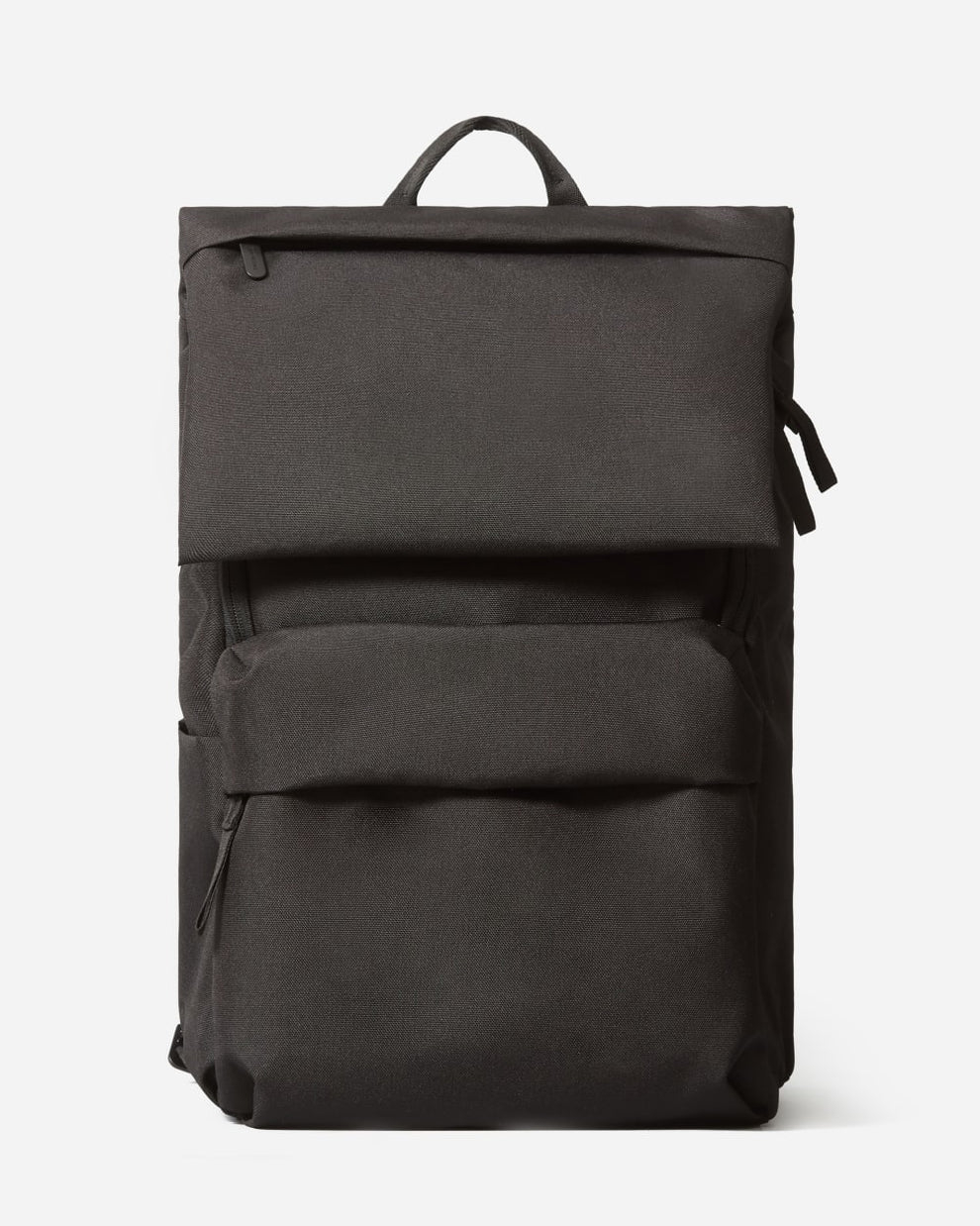 Everlane The ReNew Transit Backpack 採用 100% 再生塑料瓶製成的再生聚酯纖維打造，將簡約設計與永續理念結合，是適合通勤及旅行使用的多功能背囊。