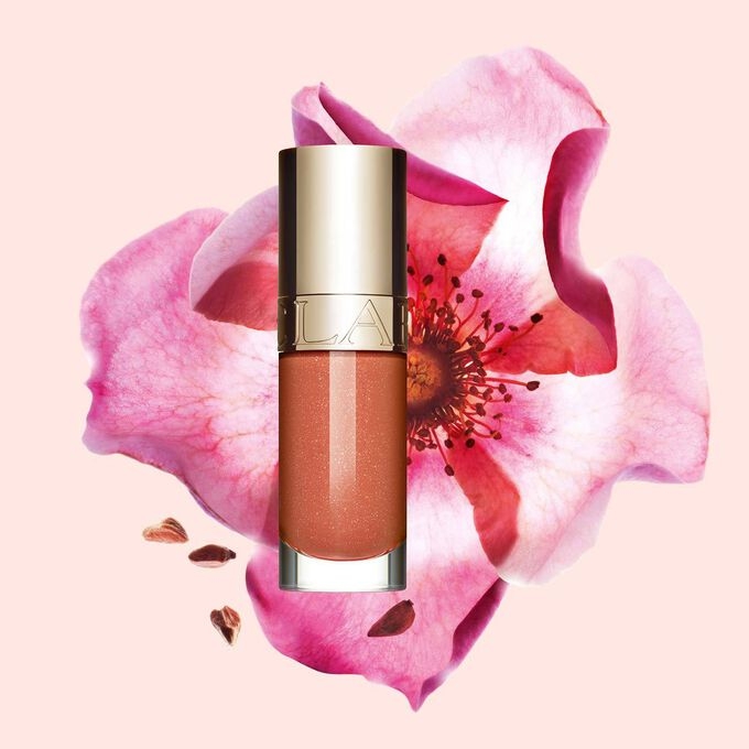 Clarins限定版凝亮護唇油蘊含 98%護唇配方，加入有機玫瑰果油、荷荷巴油及榛子油，有效滋潤修護乾燥雙唇。
