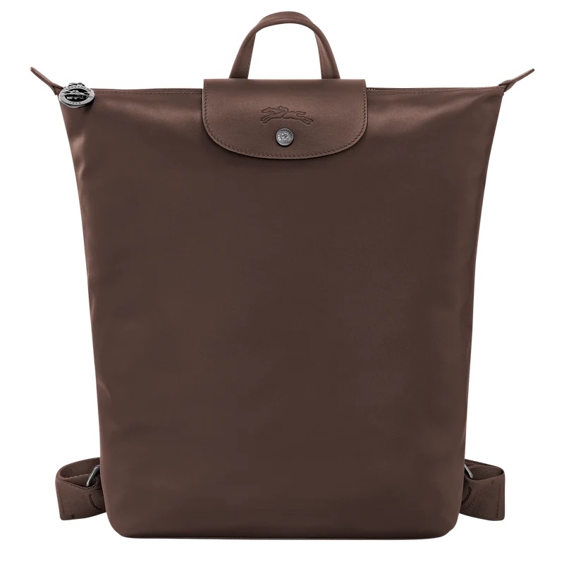 Longchamp Le Pliage Xtra 後背包 M 採用柔軟細膩的牛皮材質，呈現高級簡約質感；配備品牌標誌性的寬版可調整肩帶，提升背負舒適度。