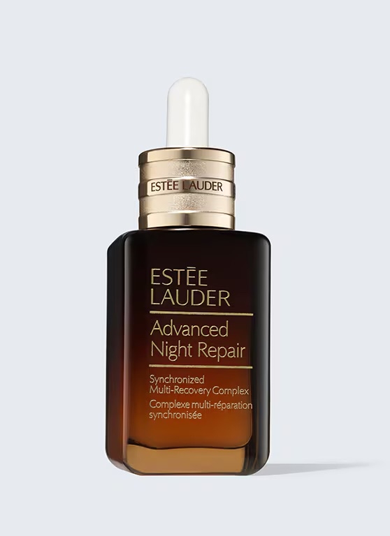 Estée Lauder 升級再生基因修復精華主打夜間修護與肌膚重整，蘊含品牌專利「三肽-32」成分，幫助改善因睡眠不足造成的暗沉、細紋與肌膚疲態。