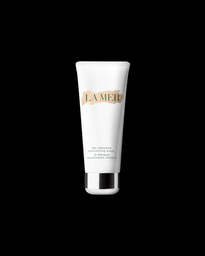 La Mer 極致修護乳霜面膜採用乳霜質地，主打短時間密集修護與滋養肌膚，只需約 8 分鐘即可幫助肌膚恢復飽滿水潤，展現健康透亮光澤。