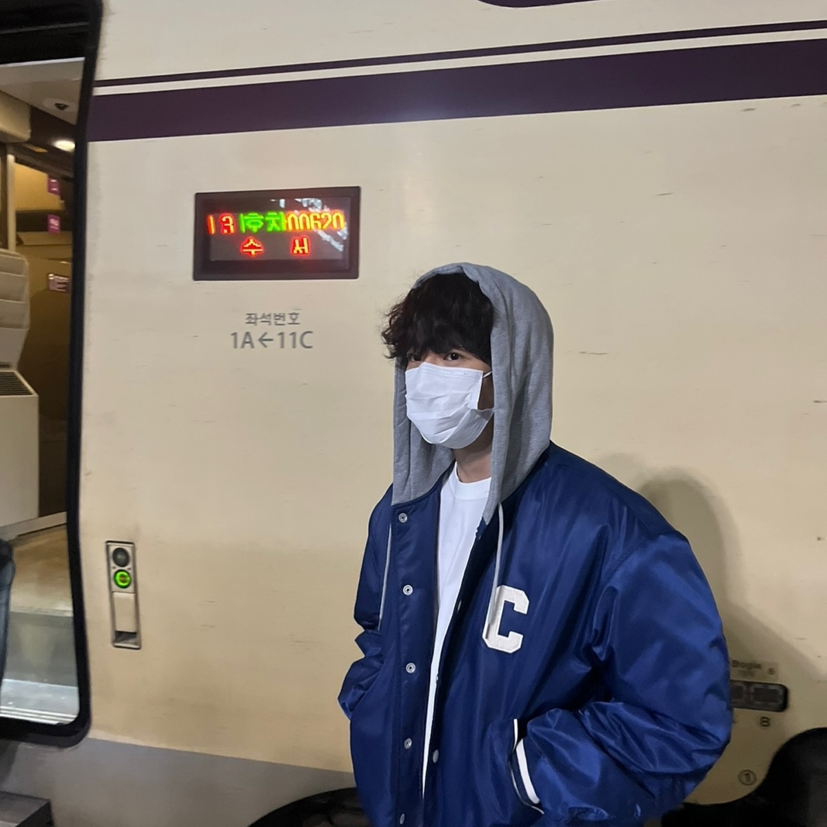 想要將運動衣物轉化為街頭時尚的視覺焦點，其實並不難，可以透過一些進階技巧來增添細節感。