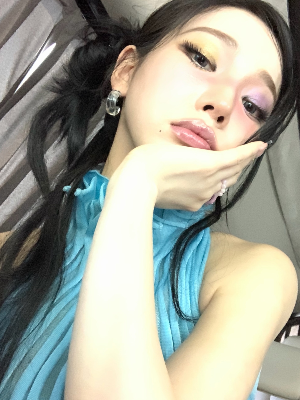 嘴角有痣的人也常被描述為口才佳、表達能力強，在社交場合中容易吸引他人注意。