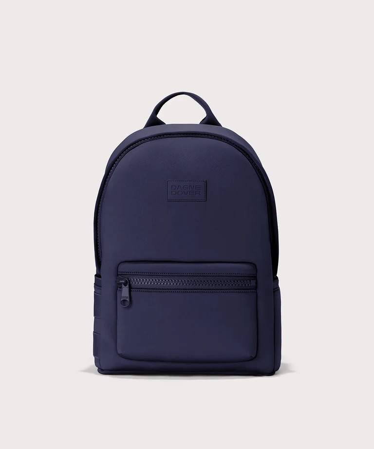 Dagne Dover Dakota Neoprene Backpack 採用輕盈耐用的潛水布（Neoprene）材質打造，兼具休閒感與實用功能，適合通勤、運動及日常出行使用。