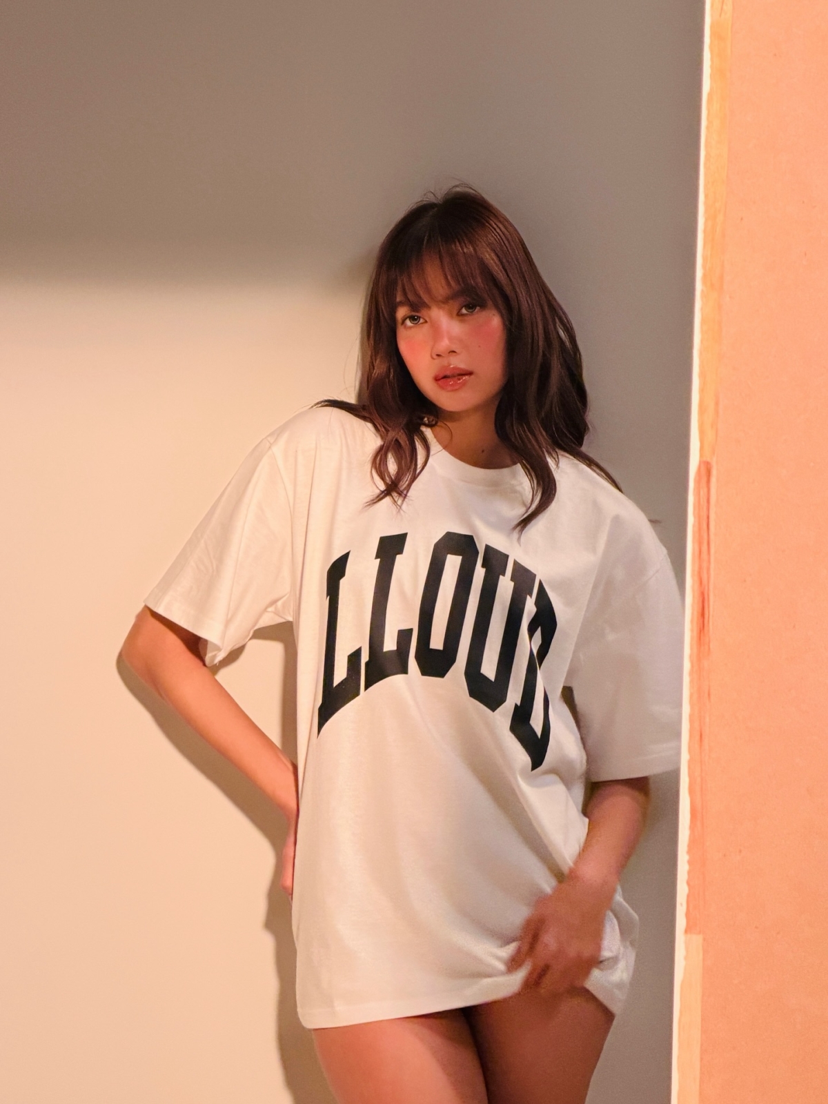 挑選 Oversize T-shirt 的首要關鍵在於落肩剪裁與硬挺材質（如厚磅棉）。理想的肩線應落在肩膀下方，這樣衣服才能呈現自然的垂墜與結構感