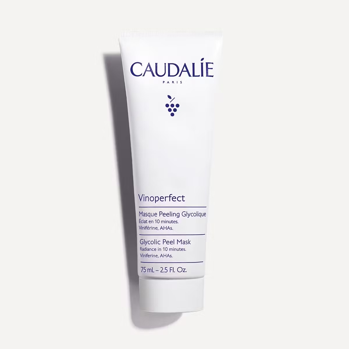 Caudalie 葡萄蔓極緻亮白更新面膜以葡萄蔓萃取液、甘醇酸及天然果酸為主要成分，能溫和去除老化角質，加速肌膚更新，同時改善膚色不均及暗沉問題。