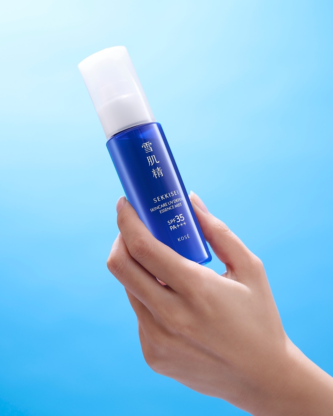 雪肌精亮白防曬精華噴霧 SPF35/PA+++ 將 UV防護與精華修護效果結合，提供日常紫外線防禦，同時維持肌膚透亮光澤感。
