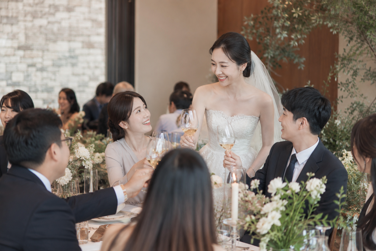 輕婚禮流程可先安排新人準備和迎賓,再完成證婚、親友合照、用餐及送客,並預留緩衝時間避免超時。