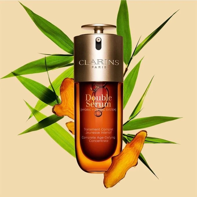Clarins 賦活雙精華主打保濕、修護與抗老三效合一，採用水油雙相配方，結合多種植物萃取與活性成分，幫助提升肌膚修護力，同時改善乾燥、細紋、毛孔粗大與鬆弛等初老問題。