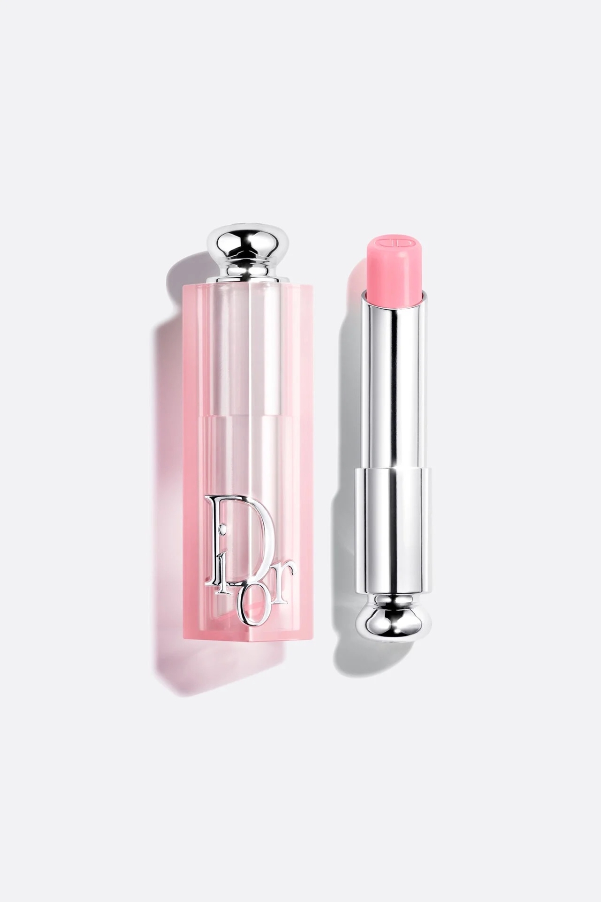 Dior 癮誘煥彩潤唇膏結合護唇保養與自然潤色效果，配方可根據雙唇的酸鹼值呈現個人化唇色，打造清透亮澤的自然妝感。