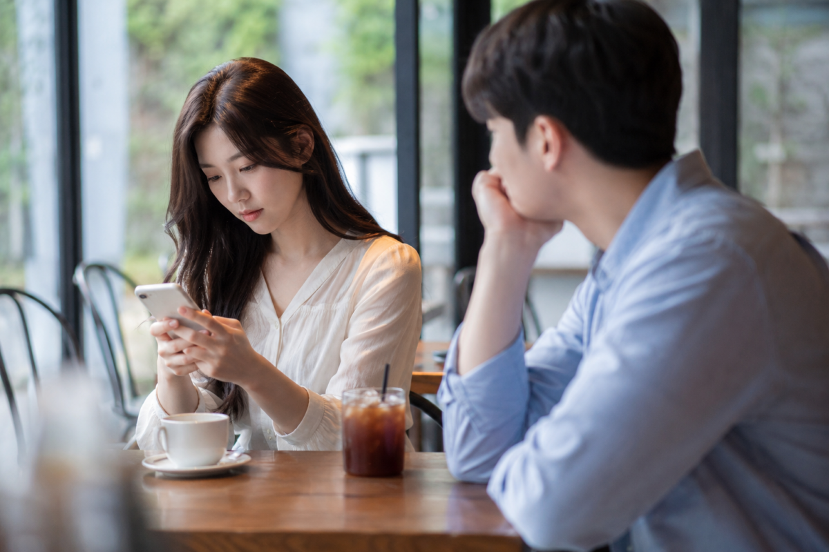 比起渣女面相，更應留意言行不一、曖昧界線不清、逃避溝通、忽冷忽熱、雙重標準及不負責任等感情警號。