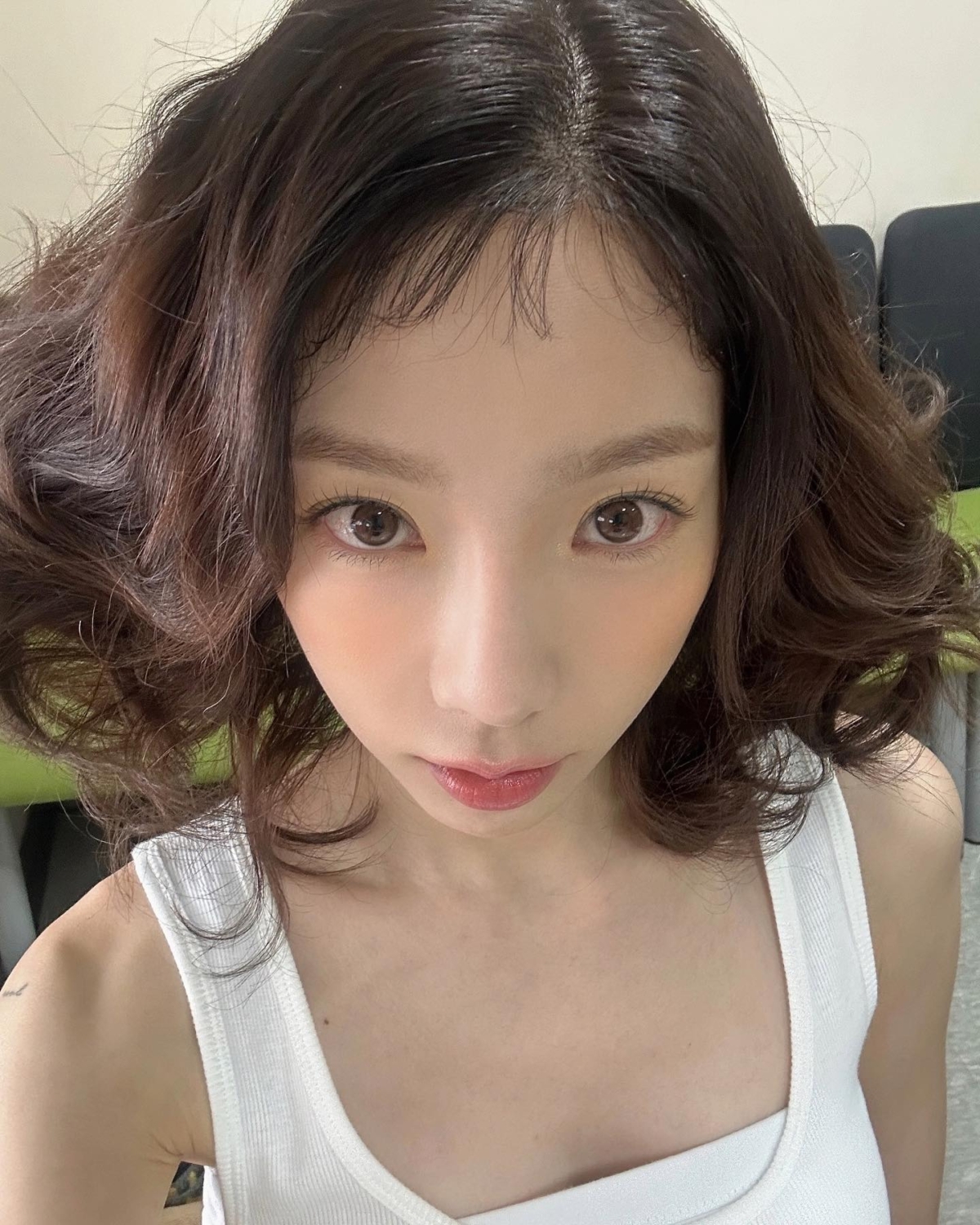 鎖骨位置在現代審美中常被視為具有吸引力的部位，因此鎖骨痣也經常被視為特色痣。
