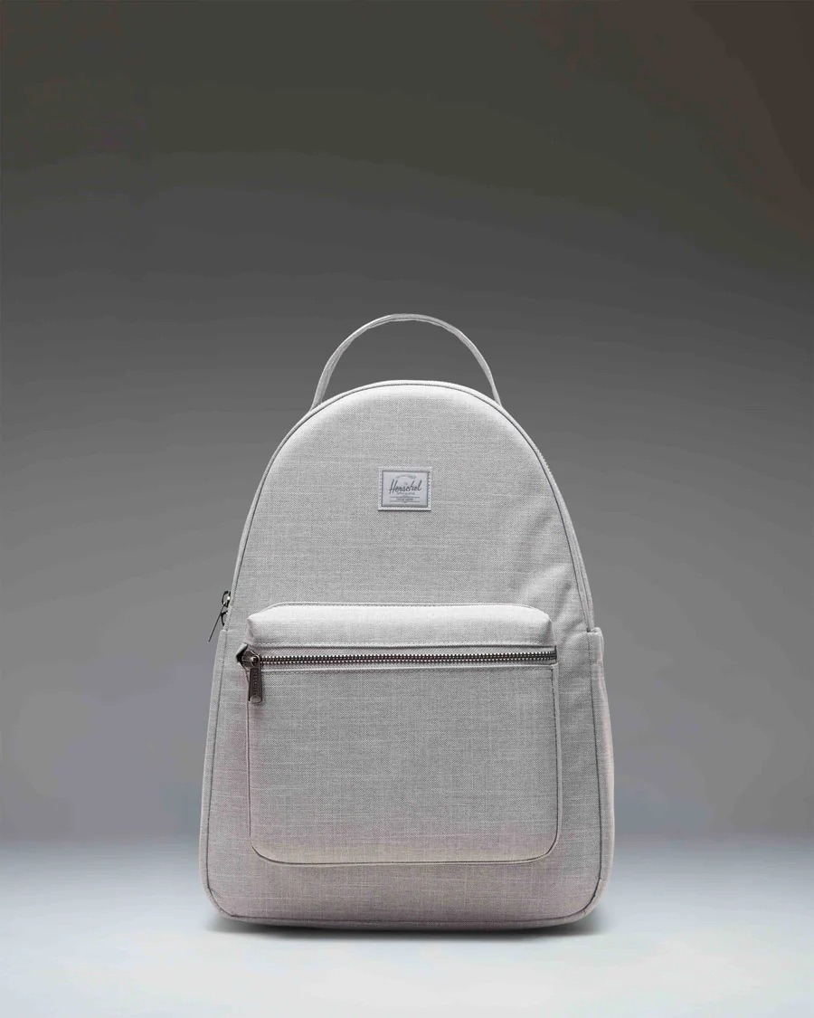 Herschel Classics Nova Backpack 採用 100% 再生 600D 聚酯纖維打造，結合簡約外型與日常實用功能，適合通勤、上課及城市出行使用。
